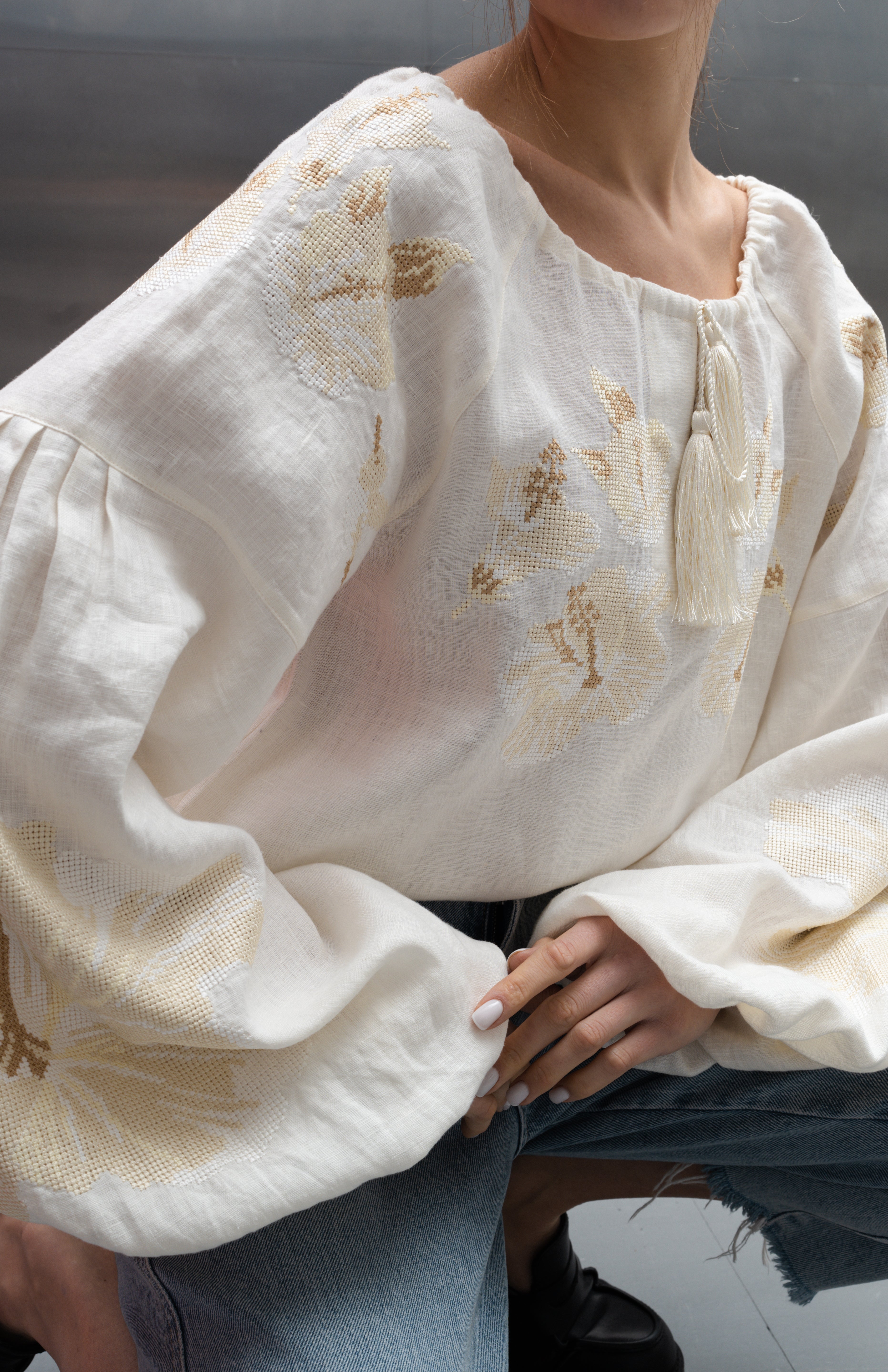 Linen Blouse "Anastasia" with Embroidered Hibiscus Flower